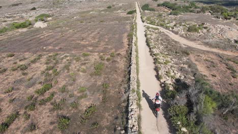 Video-Aéreo-De-Drones-Del-Norte-De-Malta-Cerca-De-La-Torre-Ghajn-Znuber