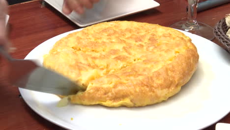 cutting a spanish tortilla
