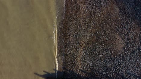 Sandige-Meereswasserwellen,-Die-Den-Kiesstrand-An-Der-Küste-Von-Kent-Von-Herne-Bay-In-Uk-Treffen