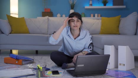 mujer trabajadora de oficina en casa mirando a la cámara con curiosidad y confusión.