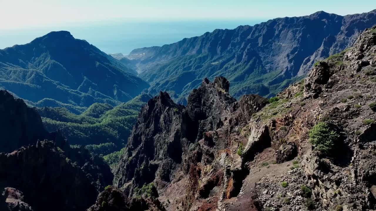 Vista aerea di montagne maestose e valle