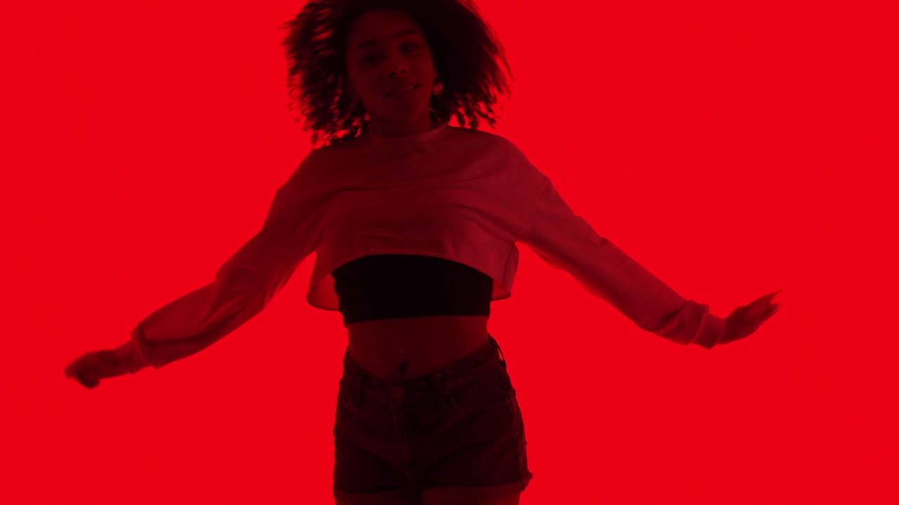 actuación de danza de silueta enérgica