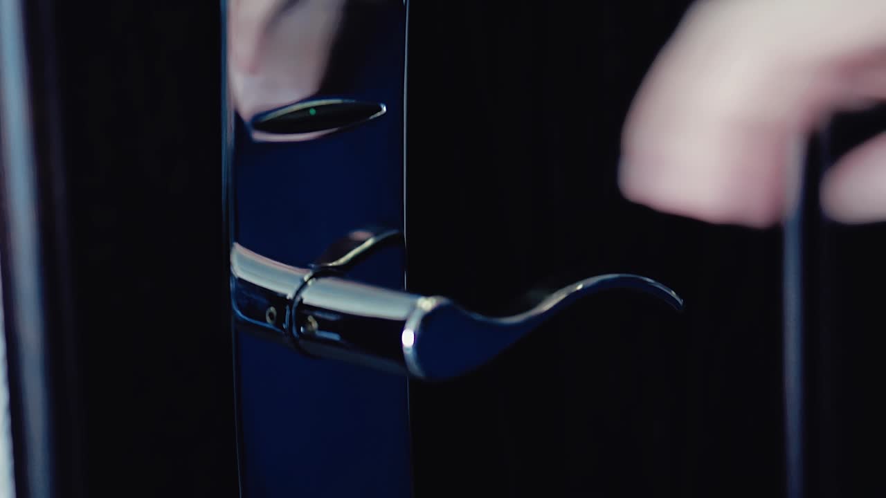 человек заходит в гостиничный номер.