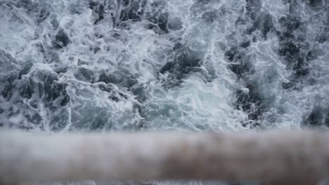 las olas violentas del mar