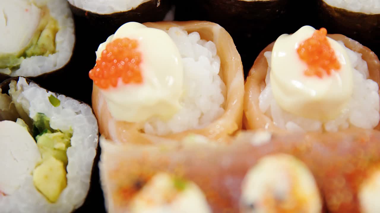 de una bandeja de sushi variada