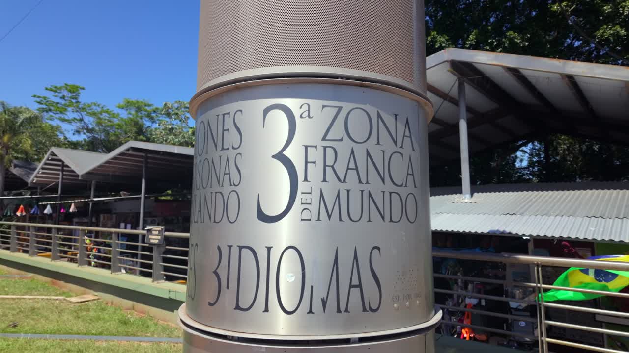 Un pilar con texto grabado destaca datos clave sobre la región de la triple frontera en Hito Tres Fronteras, en Puerto Iguazú, Argentina.