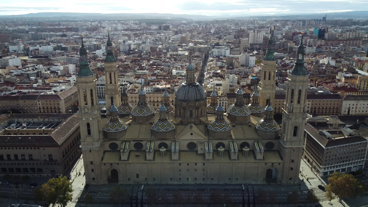 Veduta aerea della città di Saragozza con la Basilica di Nostra Signora del Pilar in Spagna