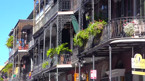 Metallbalkone-Und-Hängende-Pflanzen-Im-Französischen-Viertel-New-Orleans