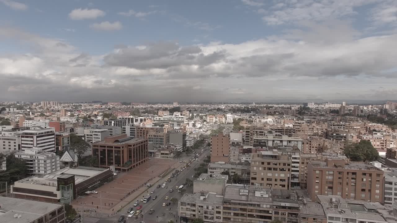 Vista aerea in ascesa di un quartiere residenziale nella Bogotà occidentale, Colombia