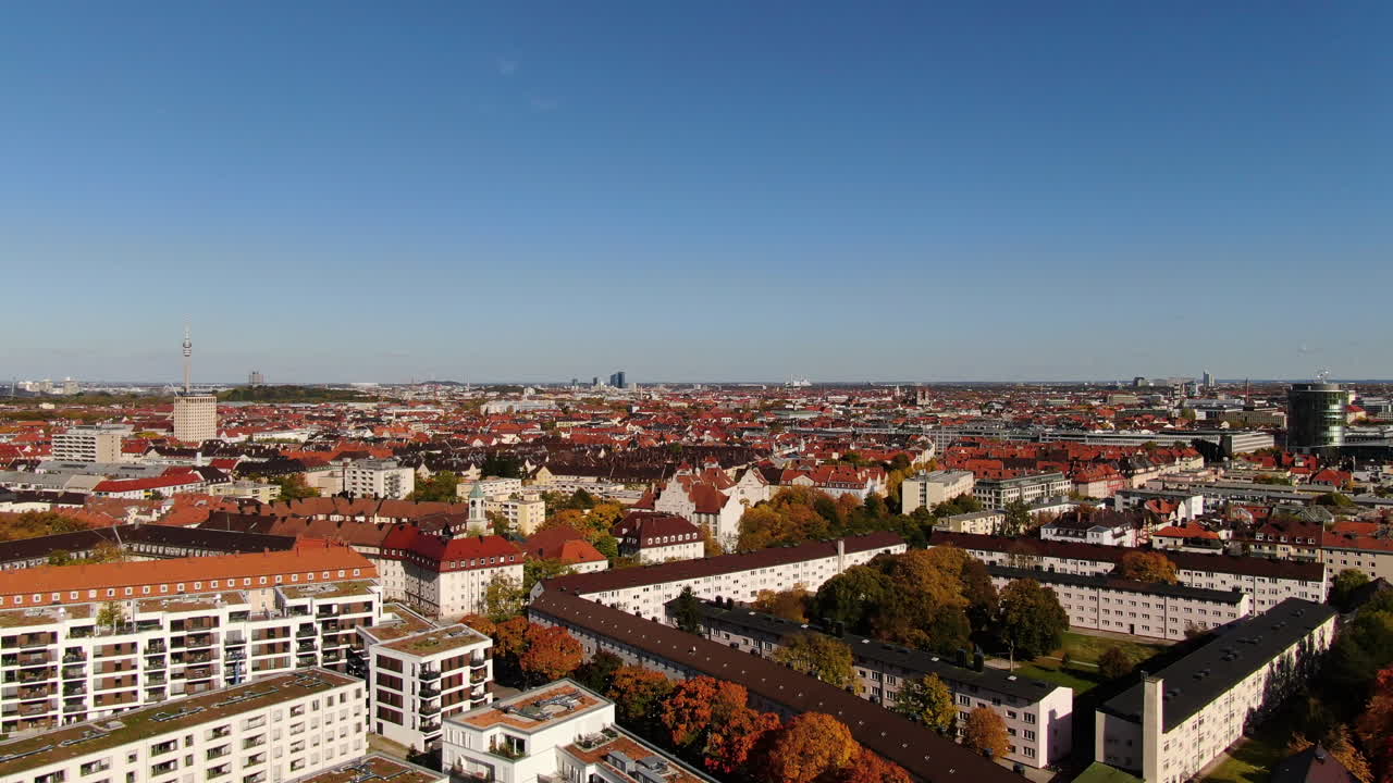 vista aérea de aviones no tripulados de volar por encima de los edificios en la ciudad de munich alemania