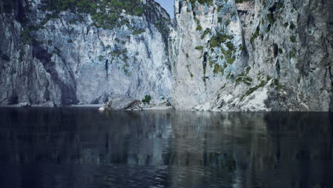 Panoramablick-Auf-Schöne,-Farbenfrohe,-Riesige-Klippen-Und-Das-Meer