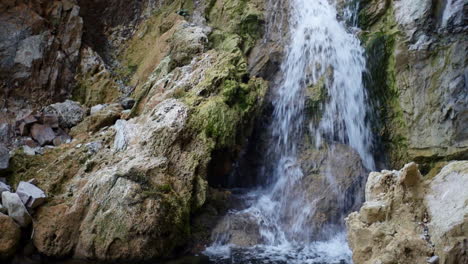 pequeña cascada en el bosque - rumania 3