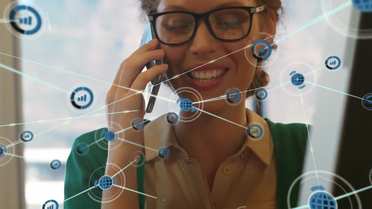 animación de una red de iconos digitales sobre una mujer caucásica feliz hablando con un teléfono inteligente en la oficina