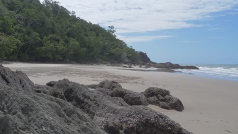 Enormes-Rocas-Sobre-Arena-Blanca-De-Grano-Fino-En-Etty-Bay-Beach-En-Queensland,-Australia-Con-Olas-Del-Océano-Pacífico-Salpicando