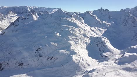 paisaje montañoso nevado