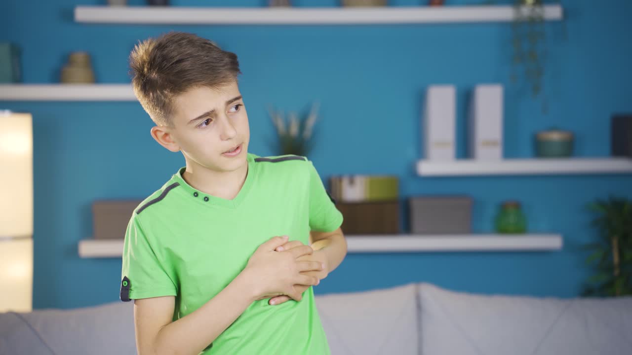 심장 박동이나 통증을  ⁇ 고 있는 소년.