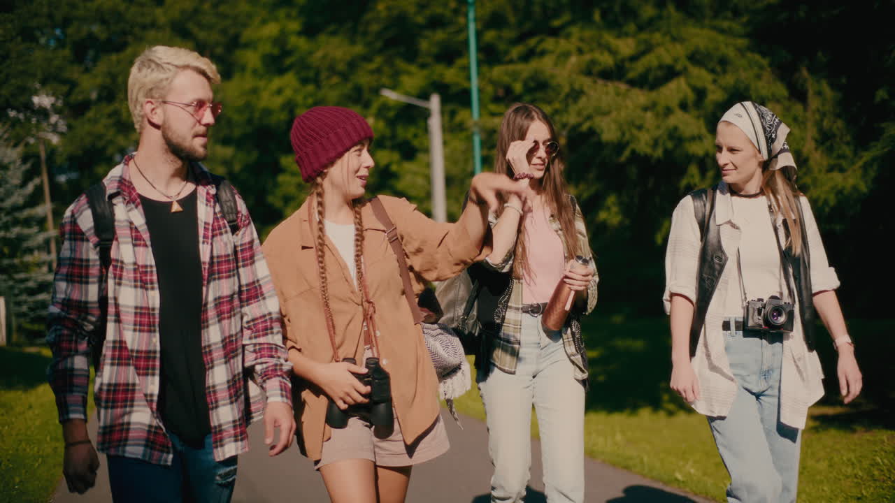 어린 여자 친구 들 이 숲 에서 함께 산책 하고 있다