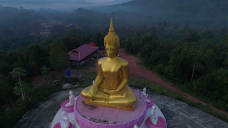 enorme estatua de la órbita del avión no tripulado budda en las montañas de laos tailandia