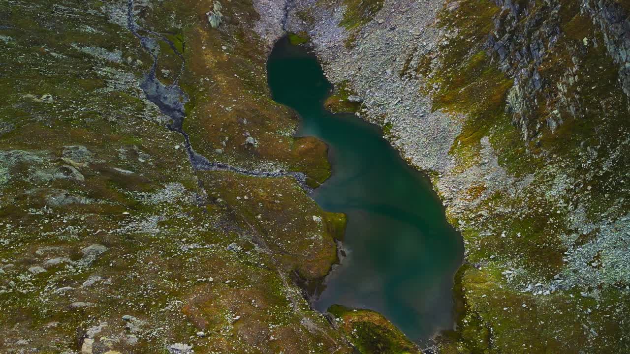 vista aérea descendente sobre el lago de montaña naret en suiza en la temporada de verano