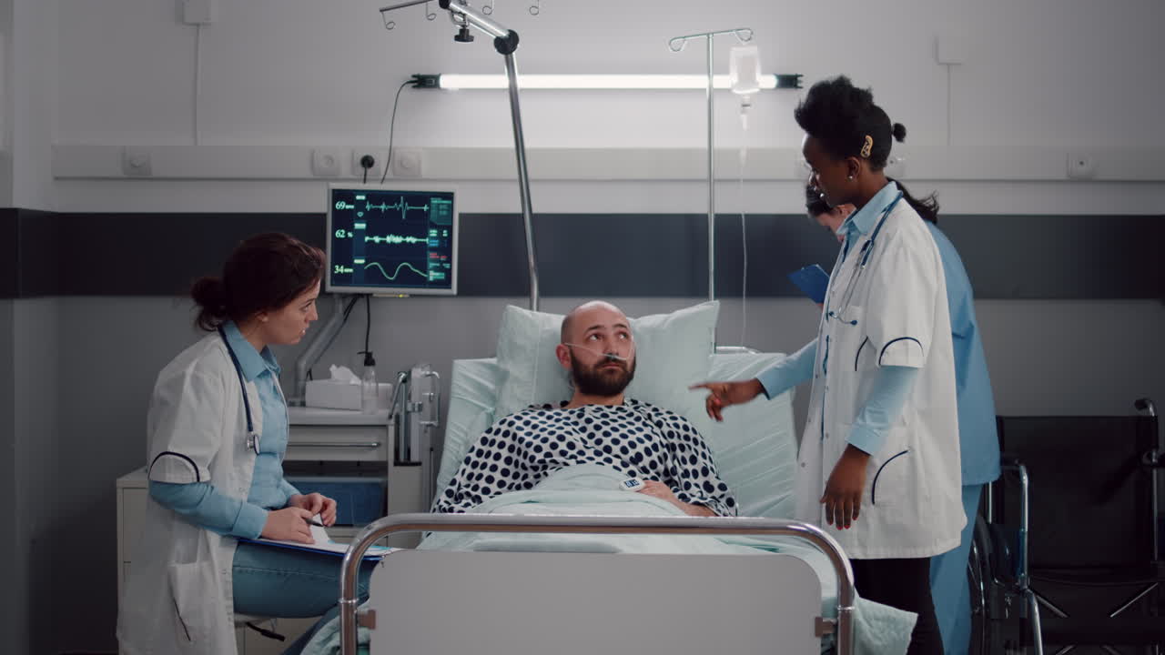 paciente discutiendo con los médicos mientras descansa en la cama durante la recuperación médica