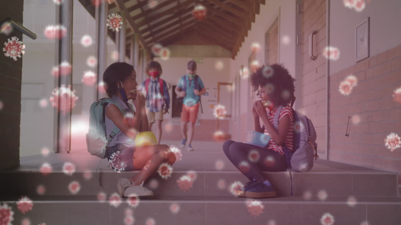 코로나19 세포에서 아이들이 마스크를 착용하고, 학교에서 식사를 하고, 사회적 거리를 지키고 있습니다.