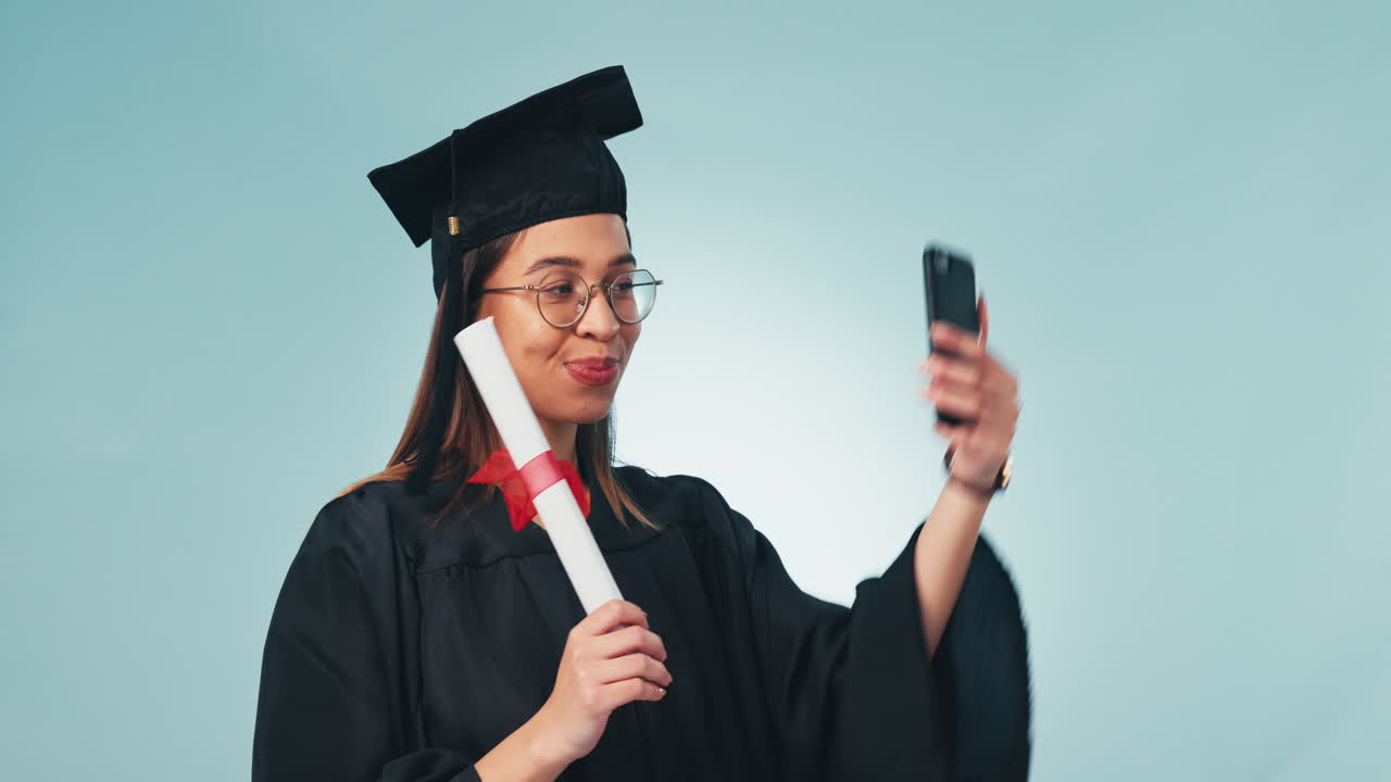 mujer feliz, graduación y certificado en selfie