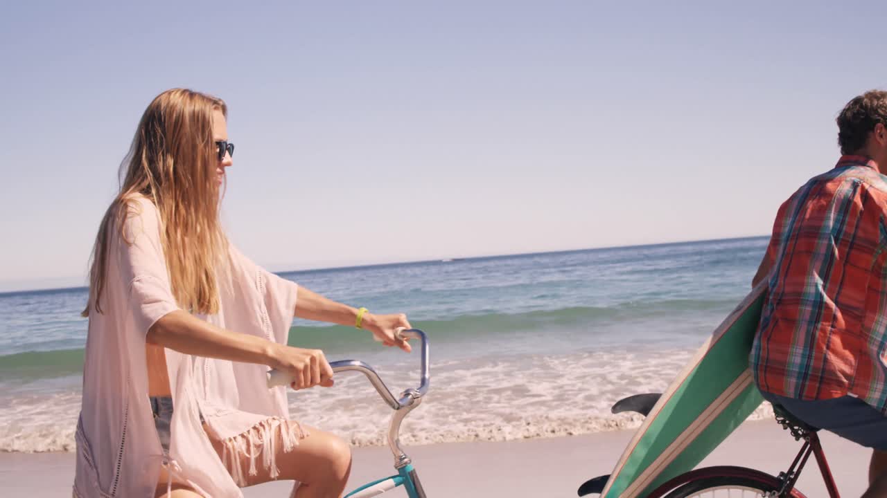 пара едет на велосипеде вместе