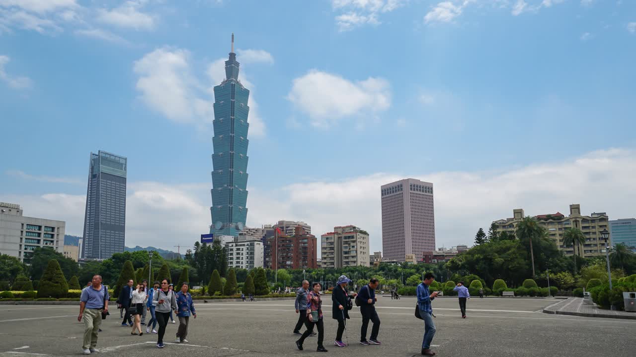taipei, taiwán - 25 de abril de 2018: lapso de tiempo de un turista desconocido caminando en el parque conmemorativo del dr. sun yat-sen con el edificio taipei 101 en el fondo.