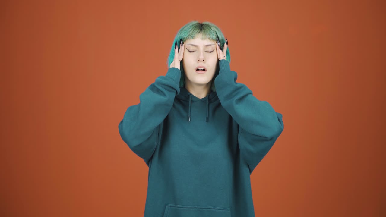 두통을  ⁇ 는 젊은 여성.