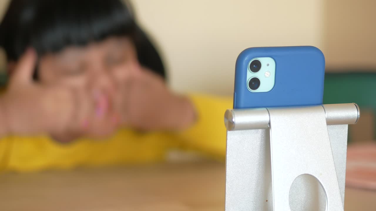 아이가 스마트폰을 사용하고 있습니다.