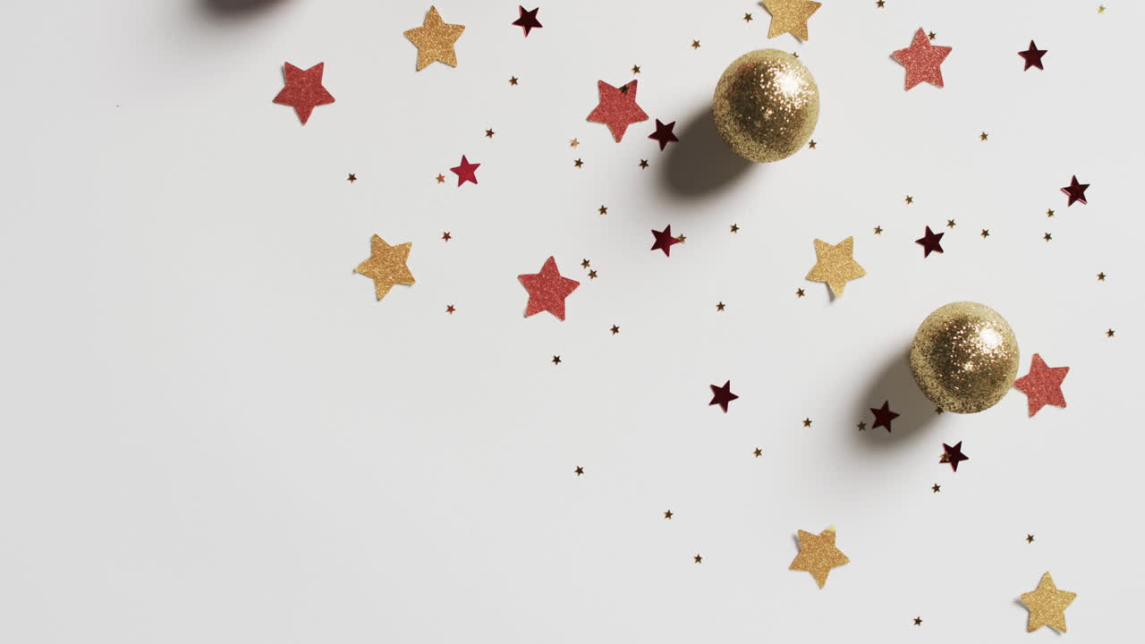 video de baubles y estrellas decoraciones de navidad con espacio de copia en fondo blanco