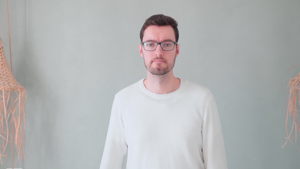 joven preguntando indefenso despistado, no tiene idea, gesto emoción encogimiento de hombros, no sabe la respuesta, hombre hipster con barba y anteojos