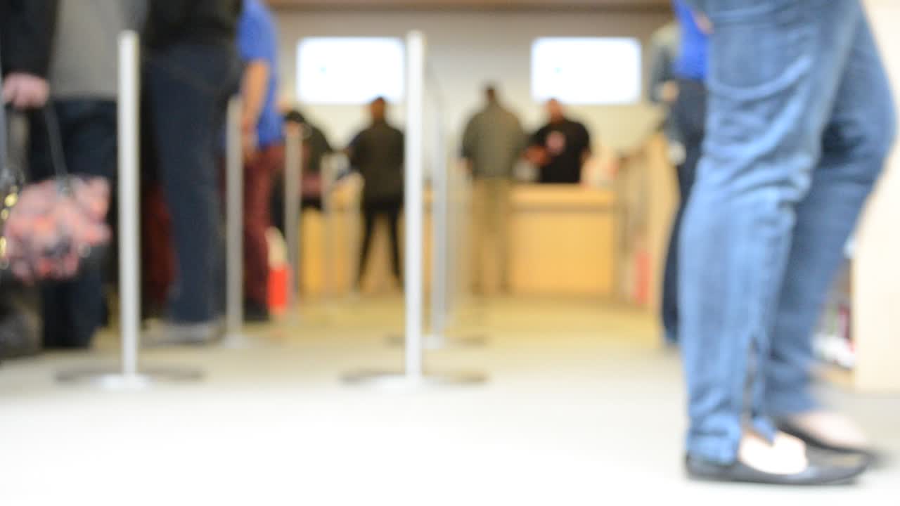 Orang tidak dikenal di toko Apple di 5th Avenue, Manhattan, New York