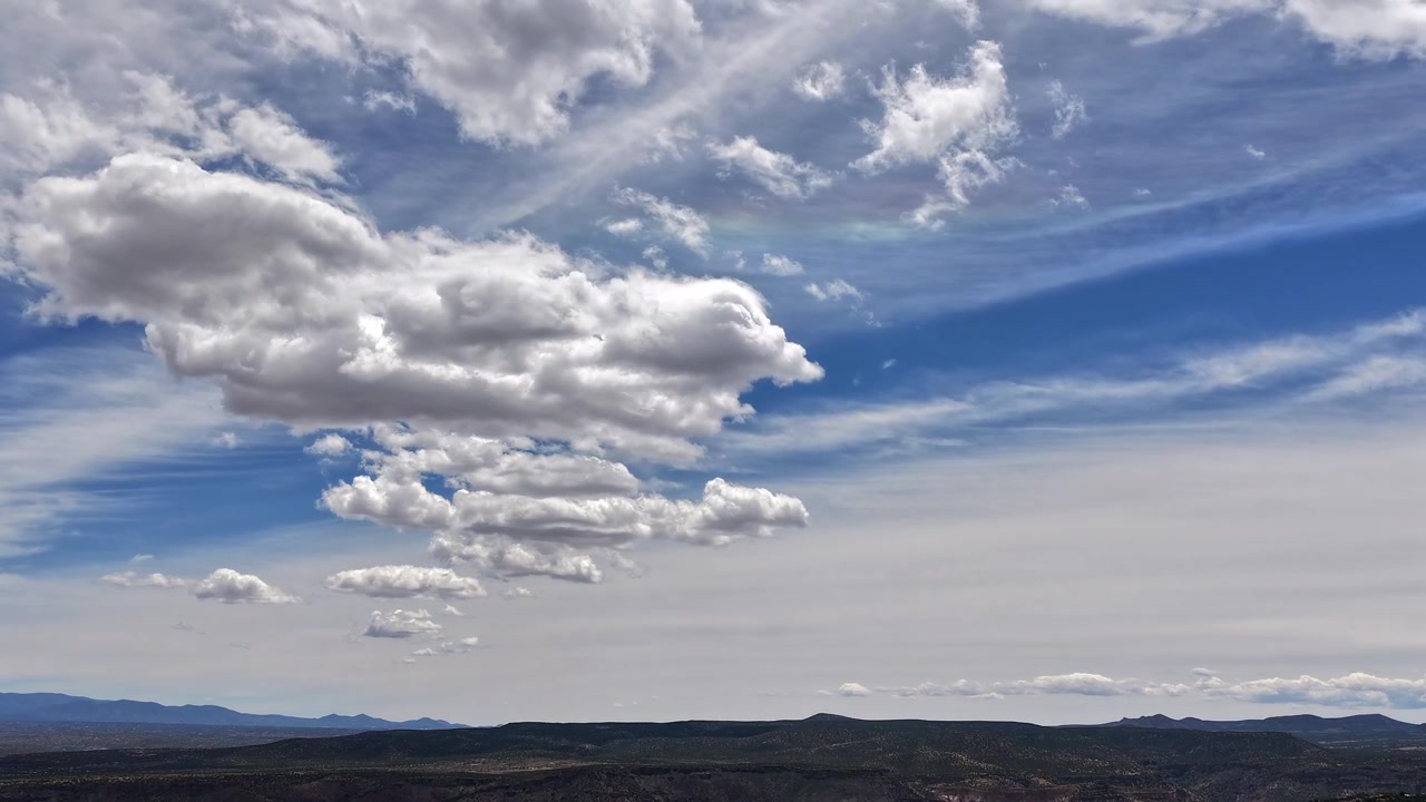 4K timelapse fanger en unik lineær række af skyer, der driver hen over horisonten. Filmatisk atmosfærisk bevægelse afslører symmetriske mønstre og organiserede teksturer i et skiftende skylandskab.