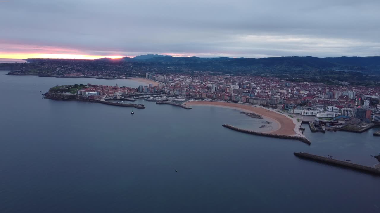Filmato aereo della città di Gijón, regione delle Asturie, nel nord della Spagna, destinazione turistica europea.