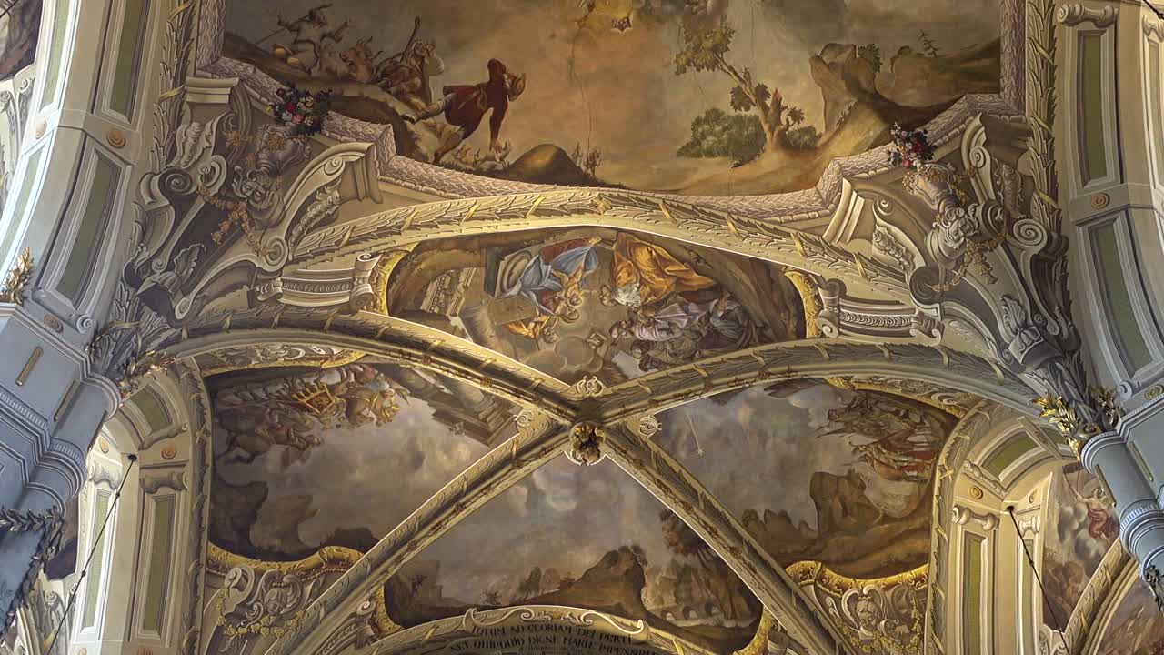Beschieting van de Katholieke Kathedraal. Lviv, Oekraïne