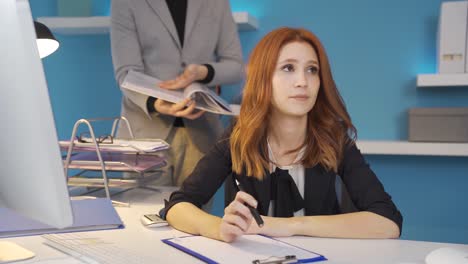 mientras el jefe está enojado con el trabajador de oficina que no hace su trabajo, el trabajador de oficina se enoja.