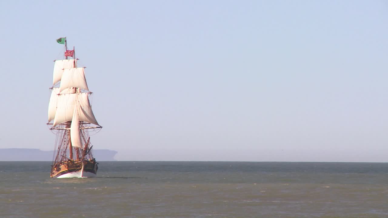 높은 바다를 항해하는 키 큰 마스터 스쿠너 1