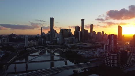 Amanecer-En-La-Ciudad-De-Brisbane-Desde-Un-Dron-En-4K