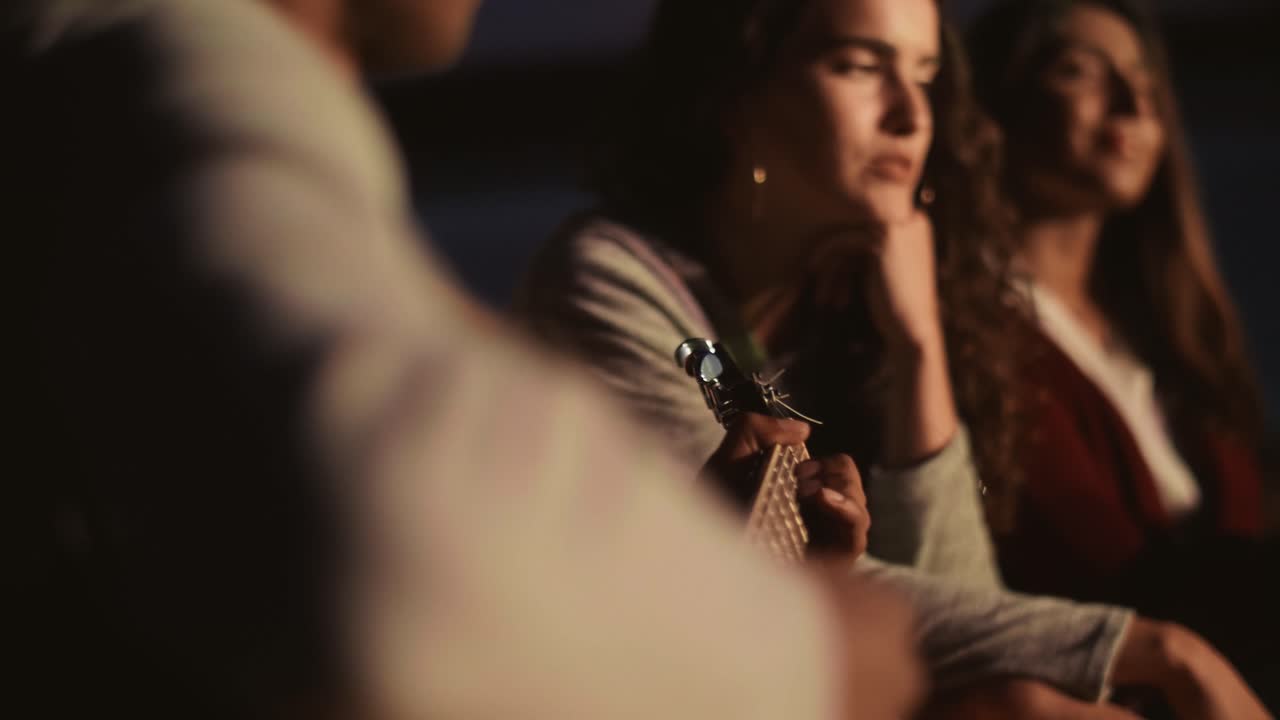 밤에 해변에 있는 젊은이들의 클로즈업/다브로바 고르니차/폴란드