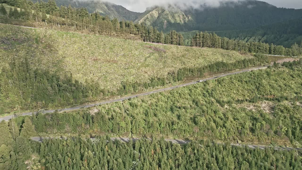 sete cidades cerca de la lagoa azul en sao miguel, mostrando paisajes exuberantes y carreteras sinuosas, vista aérea