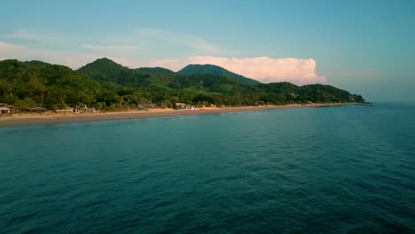 Imágenes-Cinematográficas-De-Drones-De-Naturaleza-Cinematográfica-De-4k-De-Una-Vista-Aérea-Panorámica-De-Las-Hermosas-Playas-Y-Montañas-En-La-Isla-De-Koh-Lanta-En-Krabi,-Sur-De-Tailandia,-Durante-La-Puesta-De-Sol