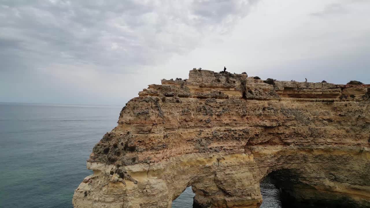 arcos en la costa del algarve en portugal