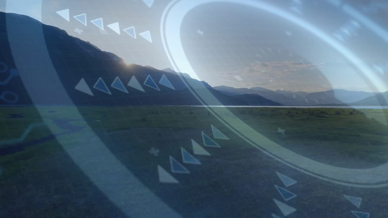 Il sole che spunta dalla cresta, con un overlay HUD tecnologico che si illumina e ruota sopra una pianura erbosa, allineando i chevron.