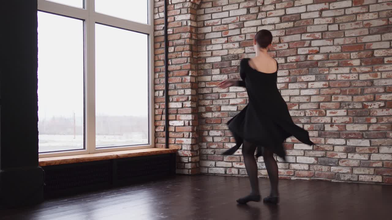 bailarina de ballet con vestido negro
