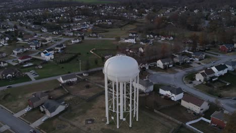 hiperlapso del dron de la torre de agua y la ciudad circundante