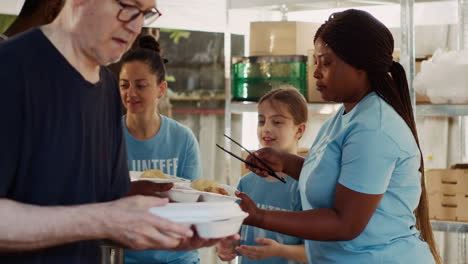 mujeres voluntarias en una campaña de alimentos sin fines de lucro