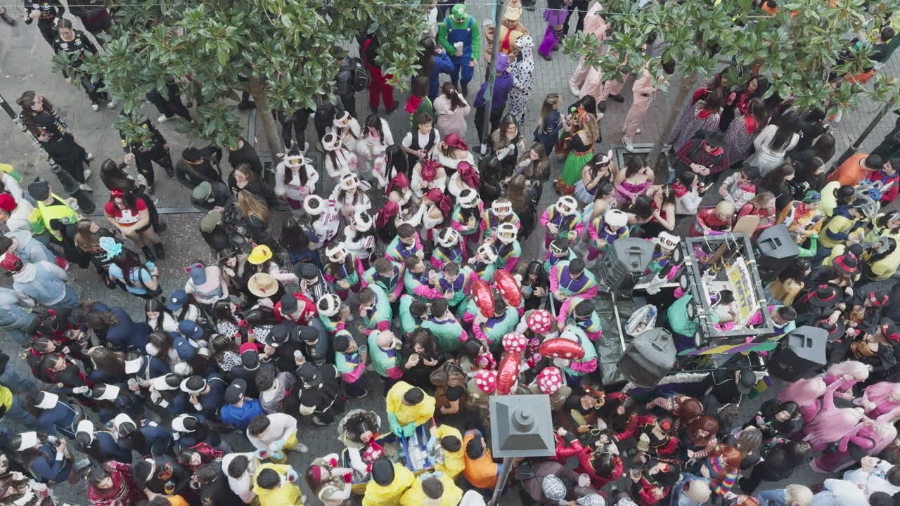 Vista dall'alto di una grande folla che festeggia a un colorato carnevale di strada