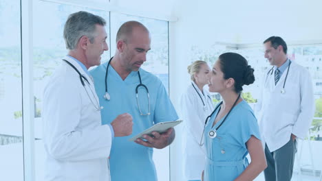 animación de patrón rojo sobre médicos caucásicos masculinos que usan tableta