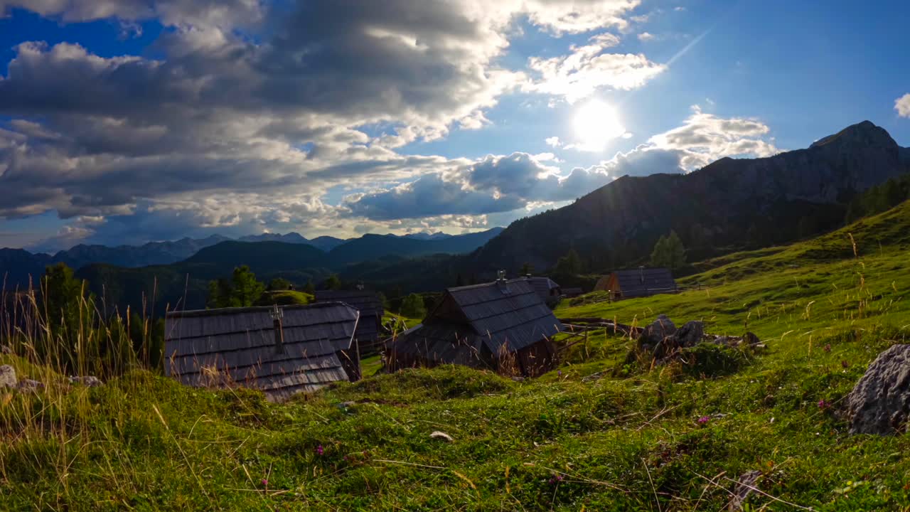 timelapse en un pueblo de montaña frente a casas de madera y nubes que pasan